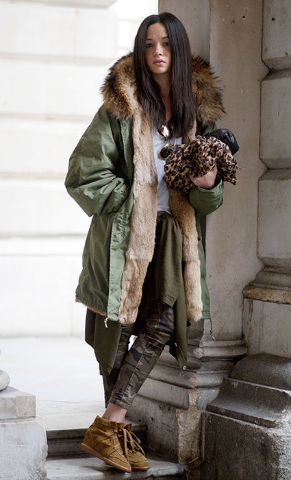 Как носить парку и выглядеть женственно: 20 модных идей для зимы