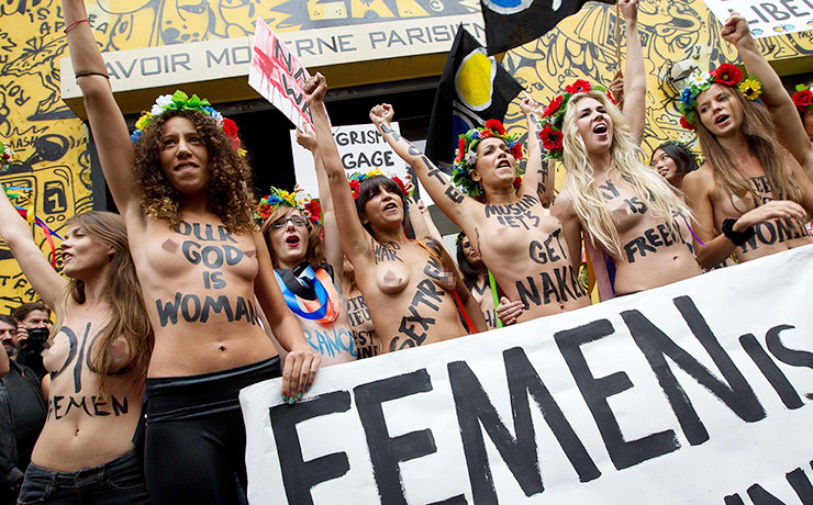 Голой грудью за правду: 10 громких акций распавшегося движения FEMEN