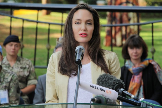 Лицо Анджелины Джоли превратилось в маску из-за ботокса