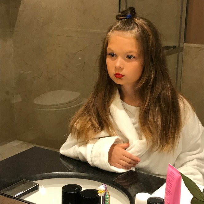 10-летняя дочь Кати Жужи уже пользуется макияжем