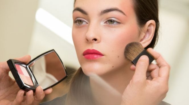 Неожиданно: макияж полезен для женского мозга