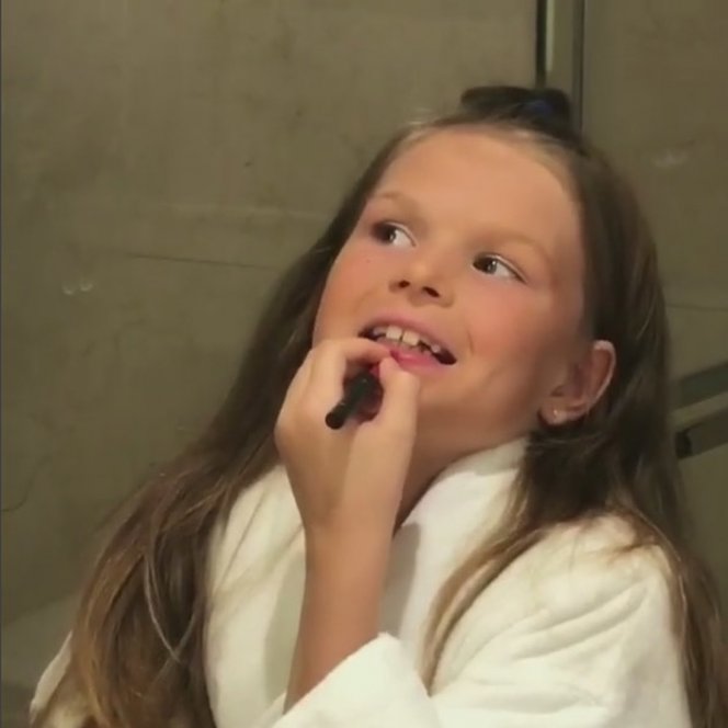 10-летняя дочь Кати Жужи уже пользуется макияжем