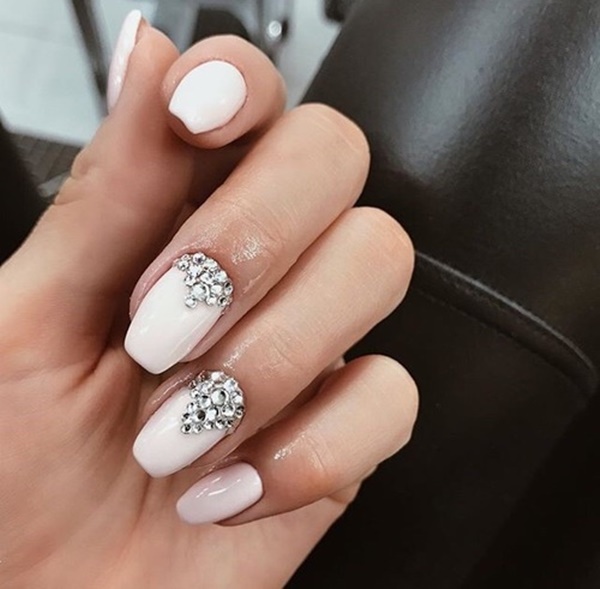 Модный маникюр и дизайн ногтей в белом цвете фото