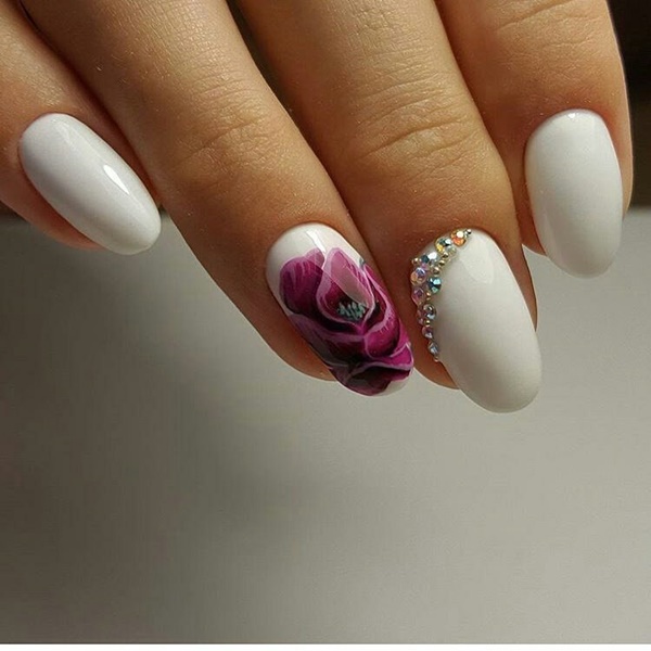 Модный маникюр и дизайн ногтей в белом цвете фото