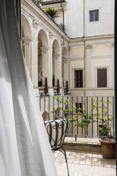 Отель в центре Рима и усиленная охрана: как прошли выходные Меган Маркл и принца Гарри в Италии