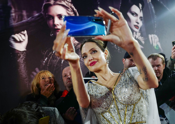 Анджелина Джоли с детьми и Эль Фаннинг на премьере новой «Малефисенты» в Лондоне