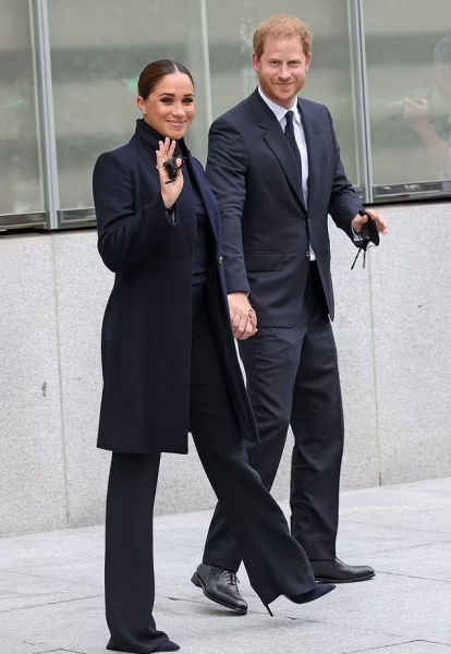 Тёплая одежка и дорогостоящие ювелирные изделия: чем Меган Маркл изумила представителей СМИ во время официального приезда в Нью-Йорке